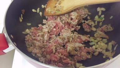 加入肉炒5成熟。