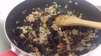 加入之前炒好的料。再加入之前调好的酱料。用小火煮5分钟后。就可以出炉咯