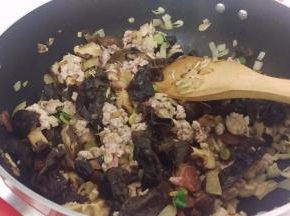 加入之前炒好的料。再加入之前调好的酱料。用小火煮5分钟后。就可以出炉咯