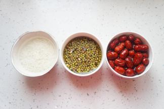 先将红枣，绿豆，糯米提前泡三小时以上