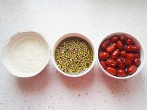 先将红枣，绿豆，糯米提前泡三小时以上