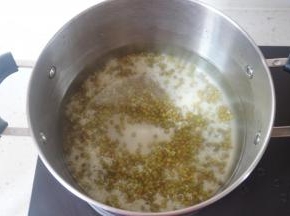 将绿豆和糯米放入锅内，加大约6倍的水中大火熬煮