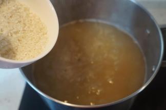 半小时后加入大米一起熬煮