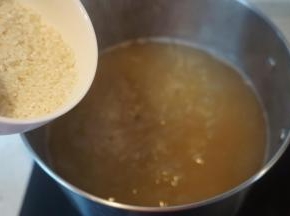 半小时后加入大米一起熬煮