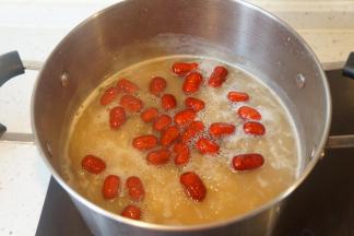 再煮20分钟后加入红枣熬煮