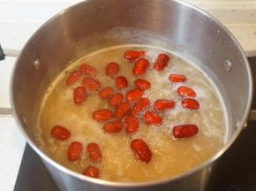 再煮20分钟后加入红枣熬煮