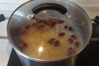 保持小火微沸的状态,隔三四分钟搅拌几下