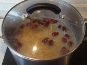 保持小火微沸的状态,隔三四分钟搅拌几下