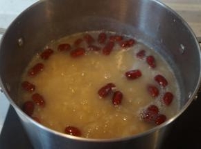 再煮大约10分钟放入冰糖，冰糖煮化后关火