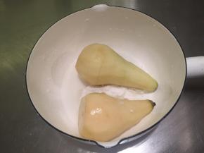 啤梨洗净去皮，放入锅中，加入砂糖、肉桂