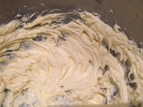 杏仁塔胚：黄油室温软化，加入盐、糖粉打至发白