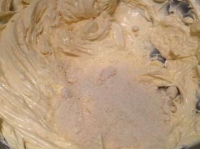 加入杏仁粉，拌匀