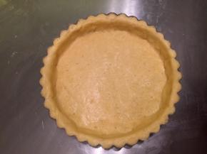 放入模具，按压成形