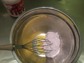 杏仁奶油：室温的黄油加入Fluff棉花糖，拌匀，加入香草荚籽