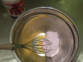 杏仁奶油：室温的黄油加入Fluff棉花糖，拌匀，加入香草荚籽