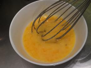 全蛋和蛋黄打散