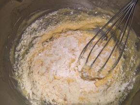 分次将蛋黄加入黄油内，拌匀后筛入低粉和杏仁粉