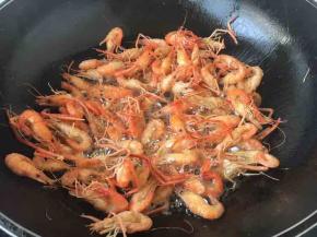 复炸，当油温升到72436成热时把定好型的小河虾全部倒入锅里，改小火，要不停滑炒避免糊了。