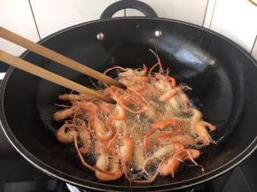 迅速滑散小河虾，小河虾定型且变色就捞出来。