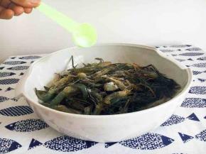 倒入3g左右的盐，5g左右的料酒，晃动盆子“搅拌”均匀，腌制10分钟左右