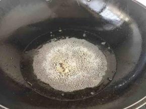 当油温再次升高到6成热时倒入另外一半的小河虾，滑散小河虾，定型变色捞出。