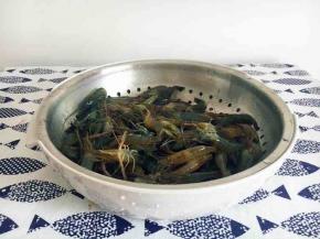 沥沥水分后再用厨房餐巾纸仔细吸一吸小河虾的水分，尽量让小河虾身上干爽。