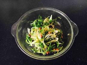 苦苣去掉老根，洗干净，手撕成段放入拌菜盆中，然后放入糖、生抽、醋、香油，把它们拌匀，再放入花生米、松仁、草莓，再搅拌均匀，即可盛盘享用。如果你没有这么精细的称，每种调料各放一点点就可以啦，这道菜强调原汁原味，后口略带小酸小甜，苦苣上偶尔挂着酱汁和星星点点的小油花。