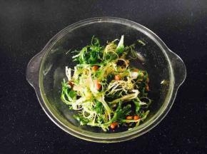 苦苣去掉老根，洗干净，手撕成段放入拌菜盆中，然后放入糖、生抽、醋、香油，把它们拌匀，再放入花生米、松仁、草莓，再搅拌均匀，即可盛盘享用。如果你没有这么精细的称，每种调料各放一点点就可以啦，这道菜强调原汁原味，后口略带小酸小甜，苦苣上偶尔挂着酱汁和星星点点的小油花。