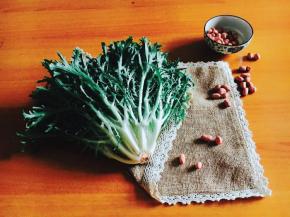 主要食材：苦苣、花生米。