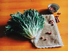 主要食材：苦苣、花生米。