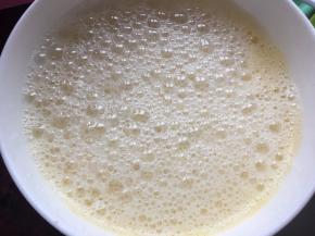 然后加入纯牛奶用打蛋器拌均