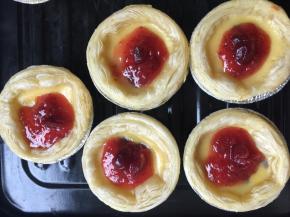 定型后取出勺入自制的草莓果酱，放入蔓越莓果干再放入烤箱烤