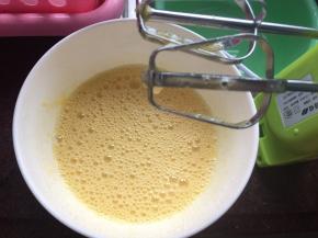 蛋黄加白砂糖用打蛋器打至发白