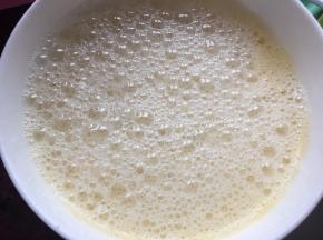 然后加入纯牛奶用打蛋器拌均