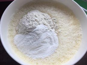 再加入低筋面粉和吉士粉拌均