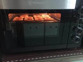 烤箱210摄氏度预热后放入烤箱中层上下火烤25分钟