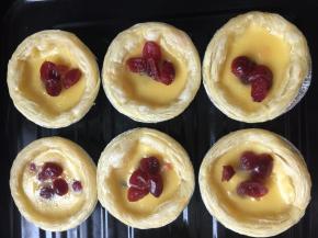 定型后取出放入蔓越莓果干再放入烤箱烤