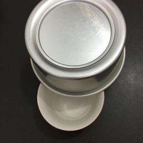 烤好的蛋糕拿出，将模具倒放在两碗中间，直至晾凉