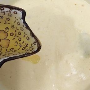 再将40克油倒入面糊中，用同样的手法翻拌均匀即可