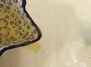 再将40克油倒入面糊中，用同样的手法翻拌均匀即可