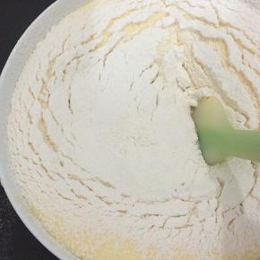 从底部开始翻拌，直至没有干粉为止