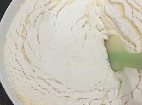 从底部开始翻拌，直至没有干粉为止