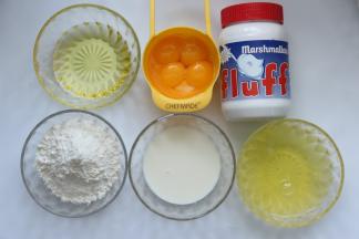 先准备好所有的材料，鸡蛋先分离