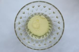 先处理一下蛋黄糊，把牛奶和玉米油混合在一起