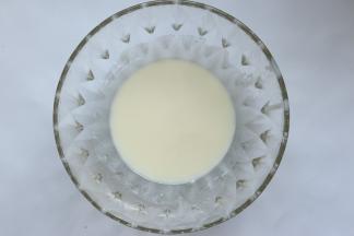 用手动打蛋器打搅拌均匀完全混合好，混合到无水油