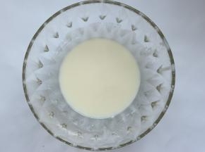 用手动打蛋器打搅拌均匀完全混合好，混合到无水油