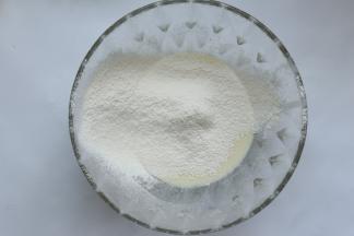 再筛入低筋粉，用手动打蛋器将低筋面粉搅拌到无干粉就好