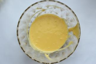 再把蛋黄倒入盆里，再用刮刀搅拌混合均匀就好，混合到流动性的蛋黄糊即可，这样就已经把蛋黄糊做好放一边