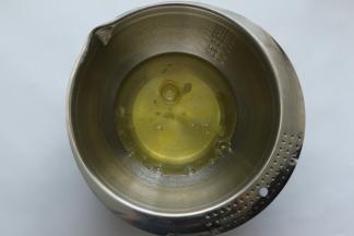 蛋黄糊做好后，就来打蛋清，蛋清倒入一个无油无水的盆里