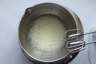 电动打蛋器先开在低速，先把蛋清打到鱼眼泡那样